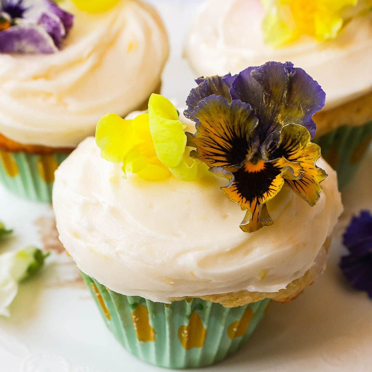 Lemon and Thyme Cupcakes with Edible Flowers – ShopEuraco